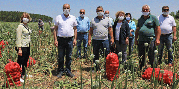 CHP’li belediyelerden Karacabeyli soğan üreticisine destek!