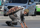 Kaplumbağa kostümlü tiyatrocu yaya geçidinde sürücülerin dikkatini çekti