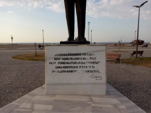 Atatürk Anıtı çürümeye-2