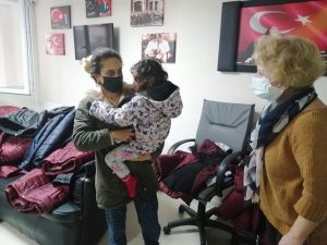 CHP’den-ihtiyaçlı-çocuklara-mont-yardımı-2