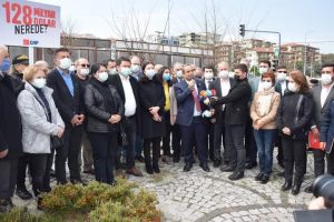 128 milyar afişi Mudanya’da tekrar yerine asıldı-2