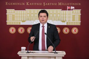 HASTANE-ÖNÜNDE-YARIM-SAAT-CAN-ÇEKİŞEN-2