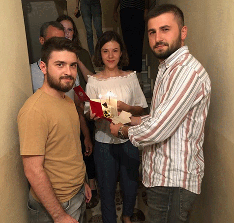 AK-gençlerden-sürpriz-doğum-günü-2