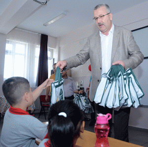 Başkan-Özkan'dan-öğrencilere-hediye-2
