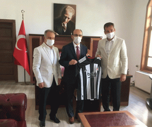Beşiktaşlı-Kaymakama-anlamlı-ziyaret-2