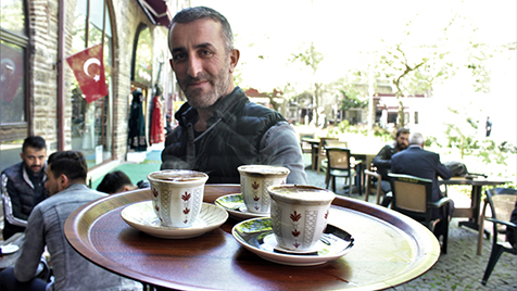 Kahveyi-cezve-yerine-fincanda-pişiriyor-2